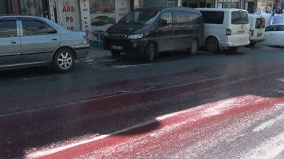 Bayrampaşa'da yollar kırmızı sıvıya boyandı: Çok kötü kokuyor