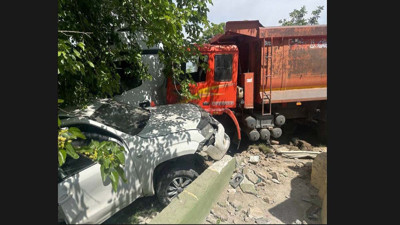 Freni boşalan kamyon 2 arac parçaladı: 3 yaralı