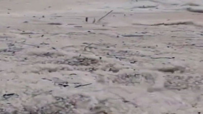 Suudi Arabistan'dan korkutan görüntü. Çölde gerçekleşen dolu yağışı sel oldu aktı