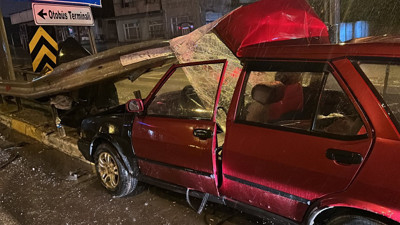 Otomobil bariyerlere saplanıp parçalandı