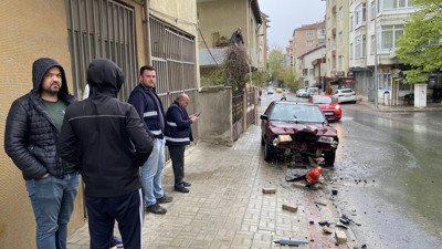 Otomobil yangın hidrantına çarptı: Yol göle döndü