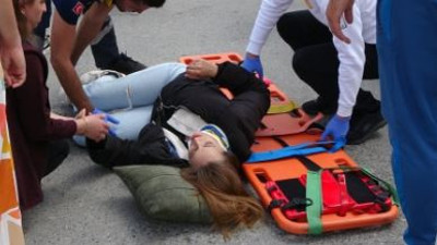 Motorcu genç kızı kadın sürücü hastanelik etti