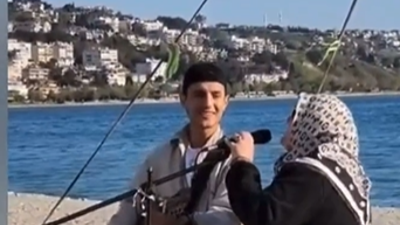 Sokak sanatçısının seslendirdiği 'Yorgun Yıllarım' şarkısına eşlik etti: Ortaya bu güzel görüntüler çıktı