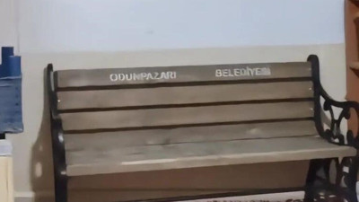 Aşkını ilan etmek için sokaktan bank çalan adama belediyeden yanıt