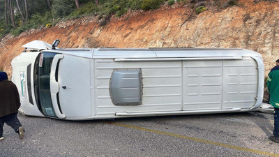 Muğla'da servis minibüsü devrildi: 8'i öğretmen 10 yaralı