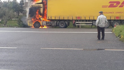 Motorunda başlayan yangın TIR'ı alev topuna çevirdi