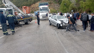 Isparta'da kamyonet ile otomobil çarpıştı: 5 yaralı