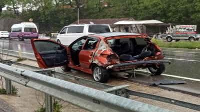 Kontrolden çıkan otomobil bariyerlere çarptı: 2 ölü, 1 yaralı