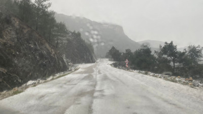 Mersin'de dolu yağışı yolları beyaza bürüdü