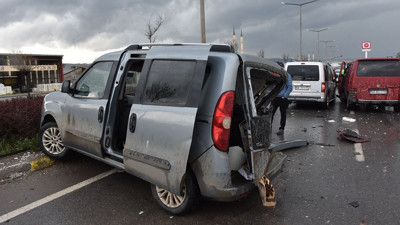 Sağanak sonrası zincirleme kaza! 7 araç birbirine girdi…