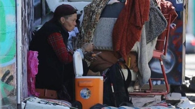 Tanınmış model çöpten yiyecek toplarken görüntülendi. Güzelliği ile bir döneme damga vurmuştu