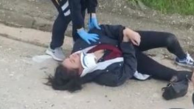 Sokak köpekleri kız çocuğunu hastanelik etti