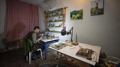 Doğanın parçalarını tuval olarak kullanıyor