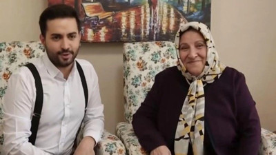 Sunucu Kadir Ezildi ağlayarak yayınına ara verdi. 4 ay önce anneannesini kaybetmişti