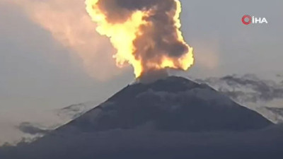 Meksika'daki Popocatepetl Yanardağı'ndan kül yağıyor
