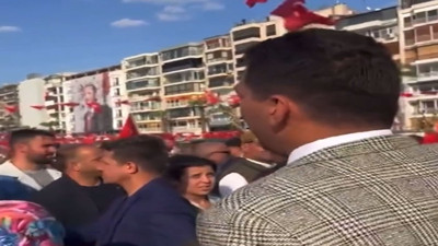 Erdoğan’ın konuşması bitmeden dağılan vatandaşlara yalvardılar. "Meydanı boşaltmayalım, basına fırsat vermeyelim"