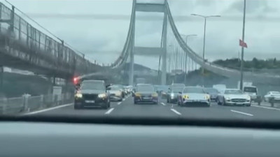 Çakarlı meşaleli düğün konvoyu Fatih Sultan Mehmet Köprüsü'nü birbirine kattı