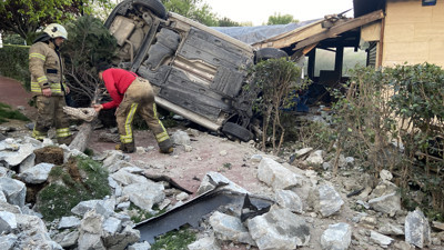 Bahçelievler’de otomobil kafenin bahçesine uçtu: 1 ağır yaralı