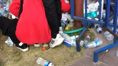 Erdoğan’ın İzmir mitinginde vatandaşlar çöpten meyve suyu kolonya kalem topladı