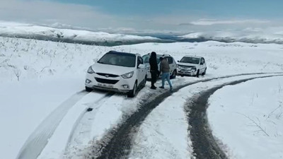Nisan ayında bastıran kar 10 aracı mahsur etti