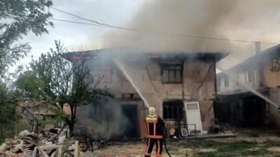 Köyde çıkan yangında bir ev alev alev yandı