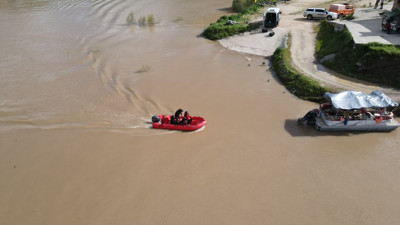 Üç kişinin arandığı Munzur Çayı'ndaki aramalara 'sağanak' engeli