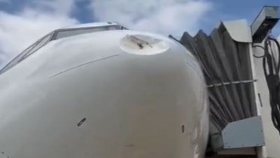 Kuş çarpan uçağın burnu bu hale geldi