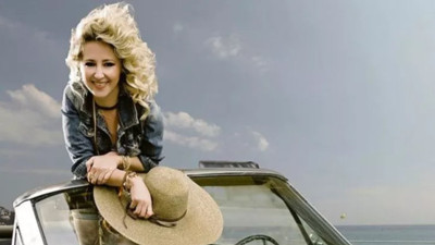 Pınar Aylin güzelliği ile yıllara meydan okuyor. 90'lara damga vurmuştu