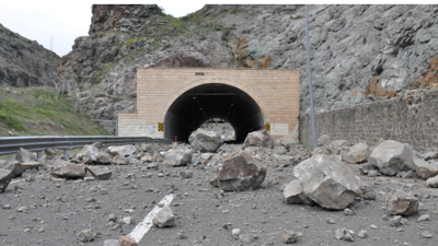 Gümüşhane'de heyelan! Yol ulaşıma kapandı