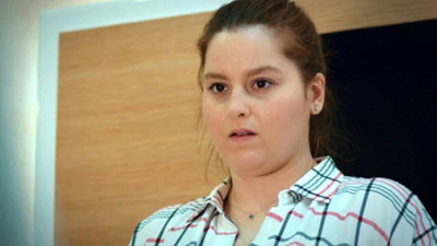 Elçin Afacan cama çıkıp yarı çıplak poz verdi. 1 yılda 28 kilo vermişti