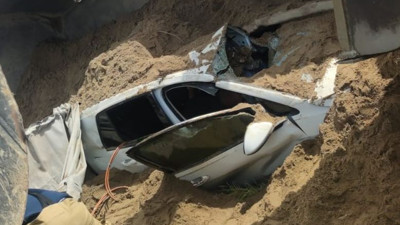 Kum yüklü kamyon otomobili yuttu