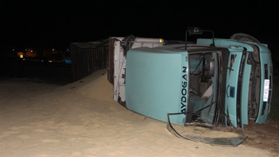 Tır devrildi: 20 ton kepek tarlaya saçıldı