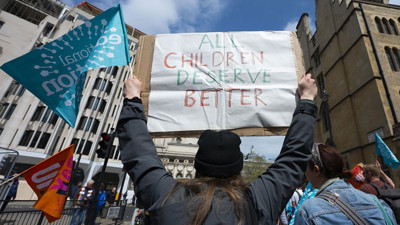 İngiltere'de greve giden sağlık çalışanları hükümetin zam teklifini kabul etti