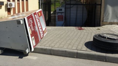 Depremden kurtulan adamı otobüs tekerleği öldürdü