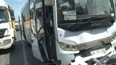 Çöp kamyonu ile servis aracı çarpıştı: 9 yaralı