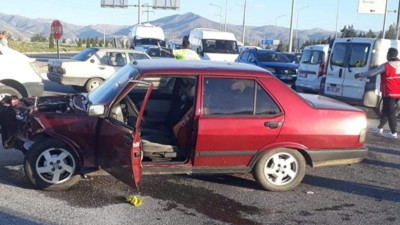 Üç aracın karıştığı zincirleme kazada 5 kişi yaralandı