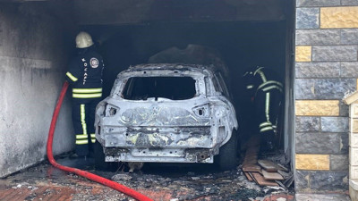 Aküsü patlayan otomobil demir yığınına döndü
