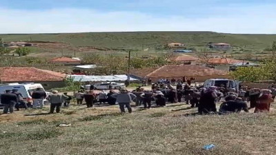 Cenaze çıkışı kabusu yaşadılar: Otomobil kalabalığa daldı, 6 kişi yaralandı