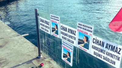 Sokak müzisyeninin Kadıköy Sahil'de öldürüldüğü yere arkadaşları afişini astı