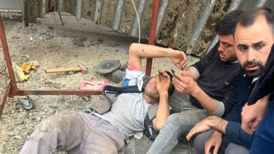 Tenteye çıkan işçiler zemine çakıldı