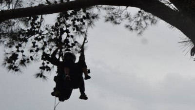 Paraşütçüler ağaçlarda takılı kaldı