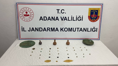 Adana’da bir araçta 38 tarihi eser ele geçirildi