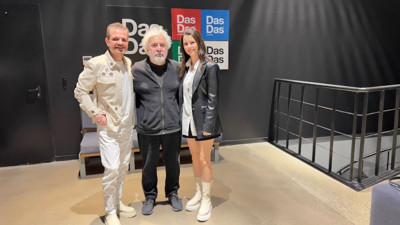 Beren Saat ve Kenan Doğulu'dan Uğur Yücel'e kulis ziyareti. Bu kez onlar fotoğraf istedi