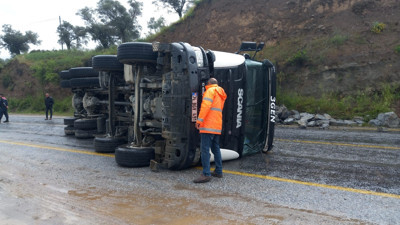 Virajı alamayan taş yüklü kamyon devrildi: 1 yaralı