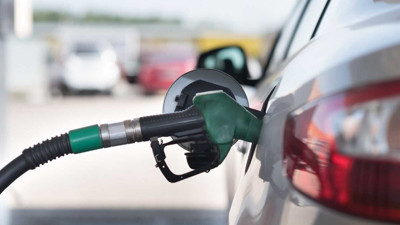 Motorinden sonra benzine de seçim indirimi geliyor. Deponuzu yarın doldurun