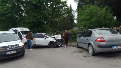 Kavşakta kafa kafaya çarpıştılar