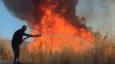 Sazlık 3 saat alev alev yandı