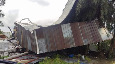 Hortum TIR'ı devirdi çatıları uçurup seraları parçaladı. Mersin'de kabus