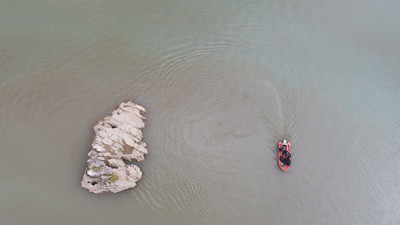 Munzur Çayı'nda kaybolan 2 gencin bulunması için suyun yönü değiştirildi