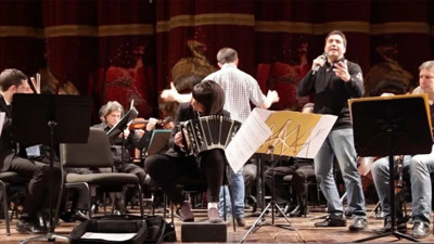 Arjantinli sanatçılardan Uzun İnce Bir Yoldayım